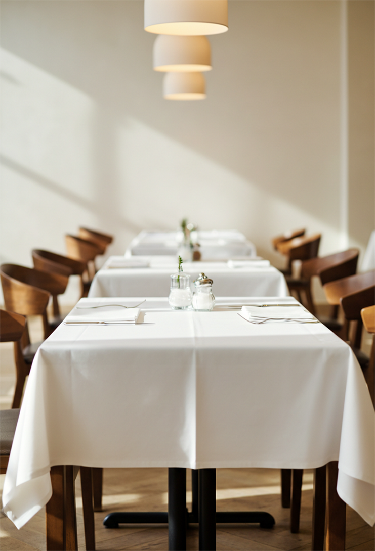 Restaurant-Tische hintereinander gestellt