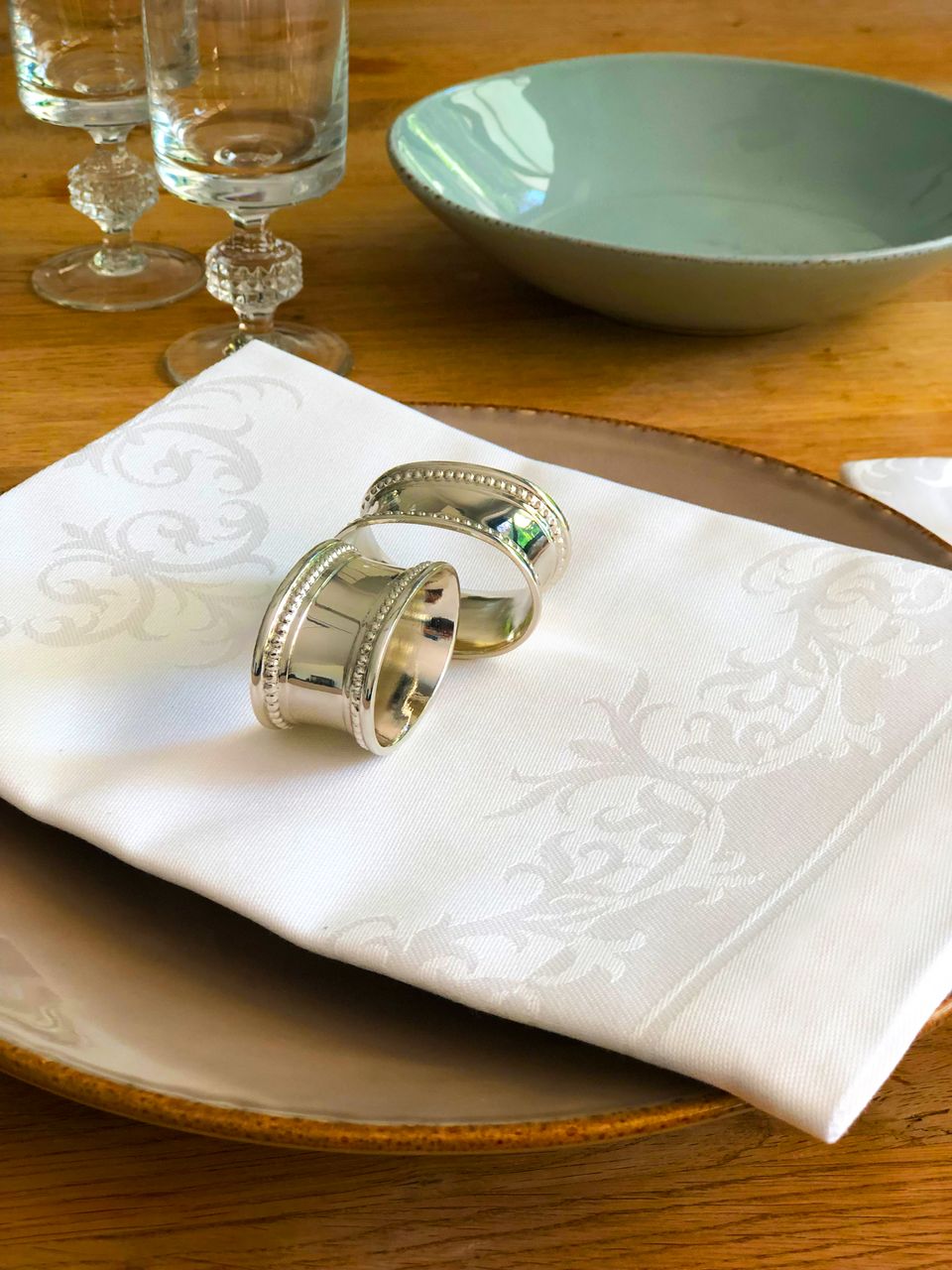 Damast-Tischdecken und Damast-Servietten wirken besonders elegant