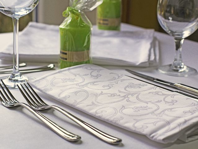 Damast-Tischdecken in weiß wirken besonders elegant